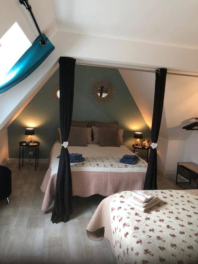 Foto 2 von 10: Family Room with Private Bathroom