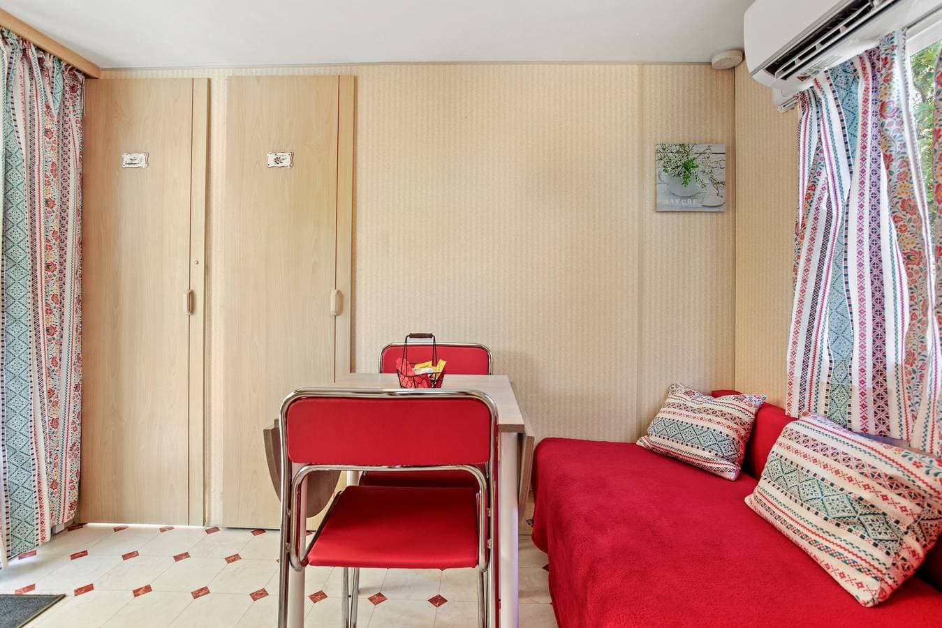 Foto 7 von 28: Mobilheim 'Cocoon' mit Bergblick, Gemeinschaftspool und Klimaanlage