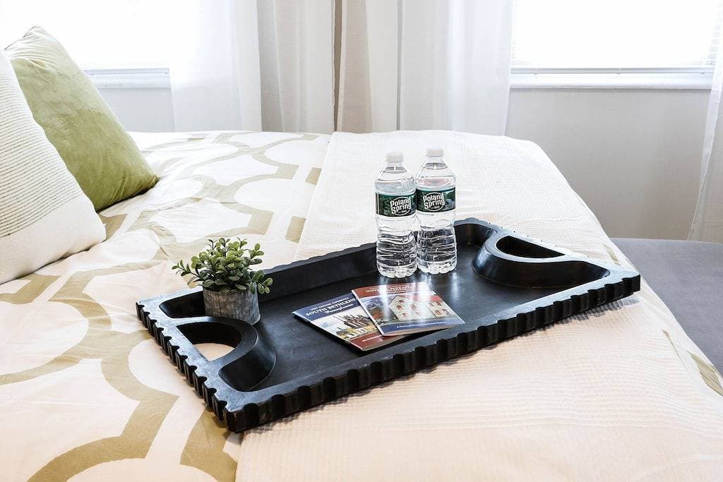 Foto 11 von 15: The Downtown Bee: Cozy & charming escape steps from Main Street Bethlehem!