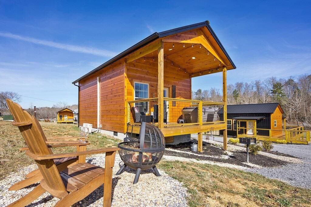 Foto 4 von 48: ☆Newly Build Cabin☆ Hot Tub ◇ Fire Pit ◇ Fireplace ◇ Dog-friendly