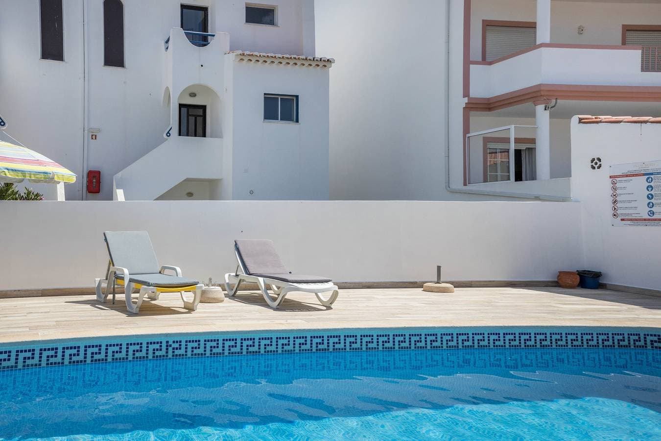 Foto 6 von 31: Ferienwohnung Villas Brites nº4 mit gemeinschaftlich genutztem Pool, garten, Balkon und WLAN