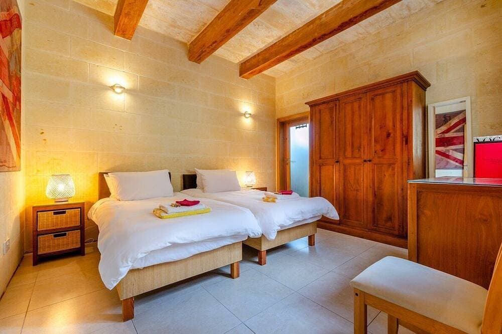 Foto 4 von 28: Escape w/Private pool, indoor hot tub & BBQ terrace
