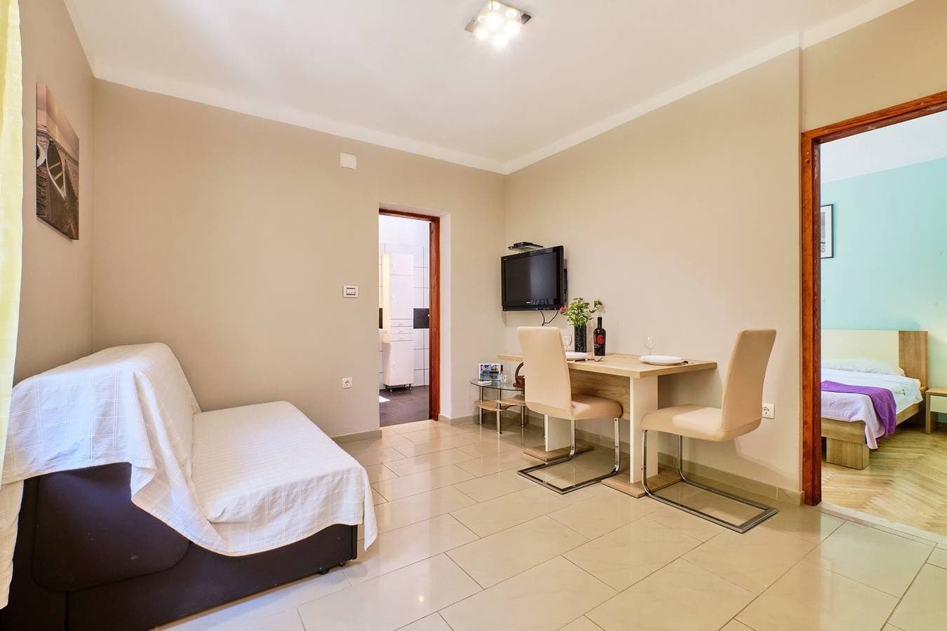 Foto 4 von 16: Das Apartment Ady 2 befindet sich im Erdgeschoss in Mali Losinj. Es ist möglich, 2 Personen unterzubringen. Es liegt in der Nähe des Strandes in der Gegend von Zagazinjine, 450 m vom Zentrum entfernt.