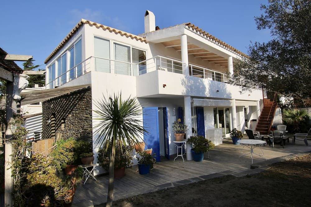Large, very quiet house close to the center, swimming pool, 5 minutes from the beach. Saturday to Sa... 1
