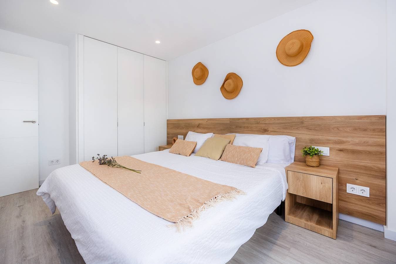 Foto 13 von 28: Ferienwohnung 'White Suites' mit Gemeinschaftspool, WLAN und Klimaanlage