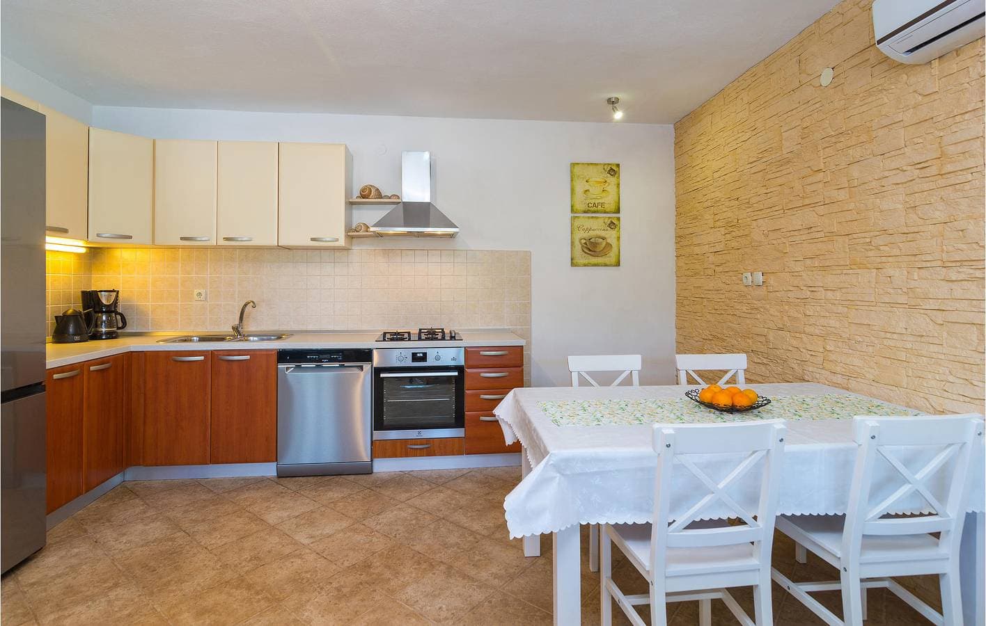 Foto 6 von 33: Gemütliche 76 m² große Wohnung mit Terrasse, 100 m von der Küste entfernt und mit moderner Ausstattung
