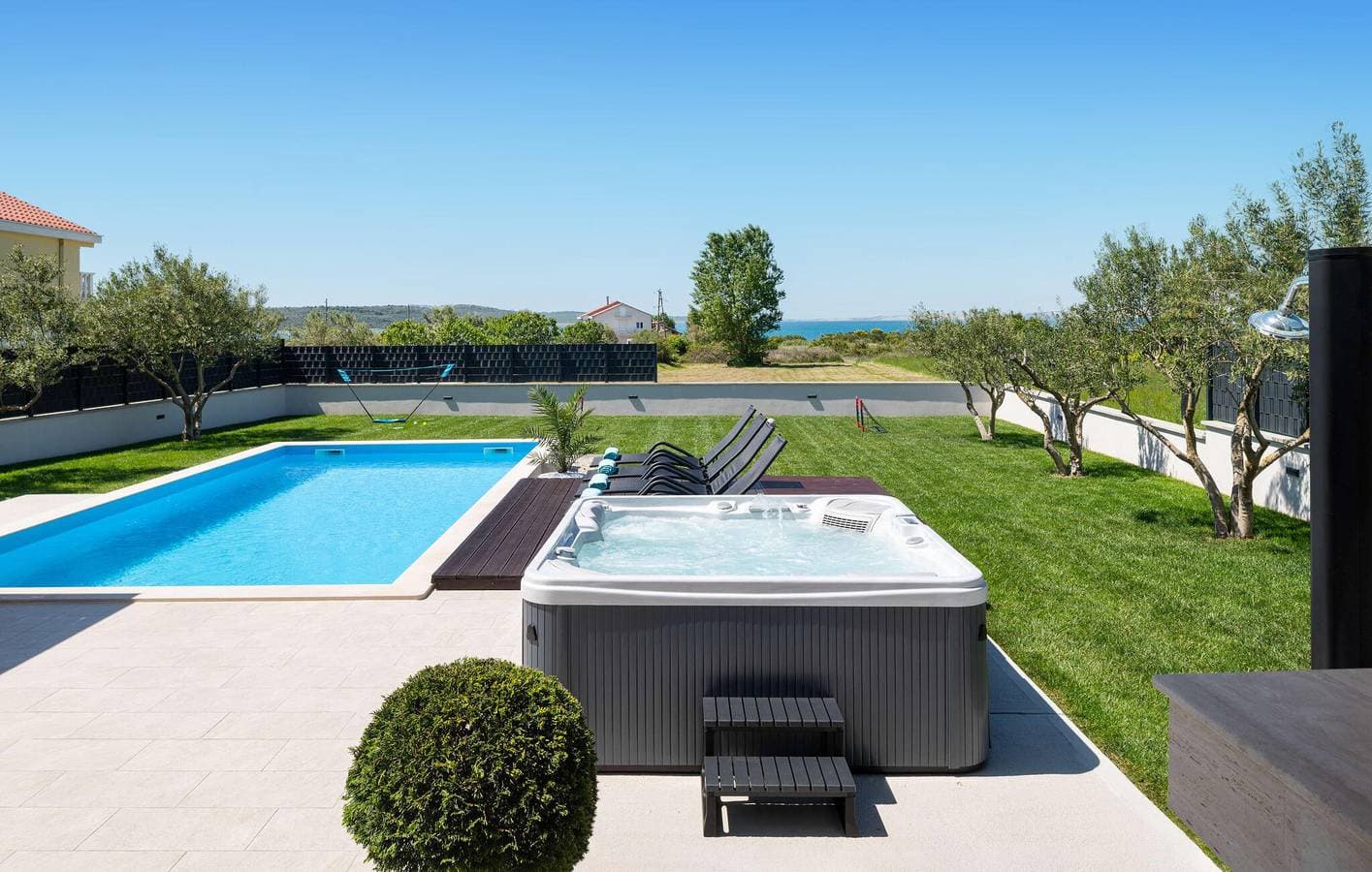Foto 8 von 36: Gemütliche 150 m² große Ferienwohnung mit Meerblick, Pool und Terrasse, 2,5 km vom Strand entfernt
