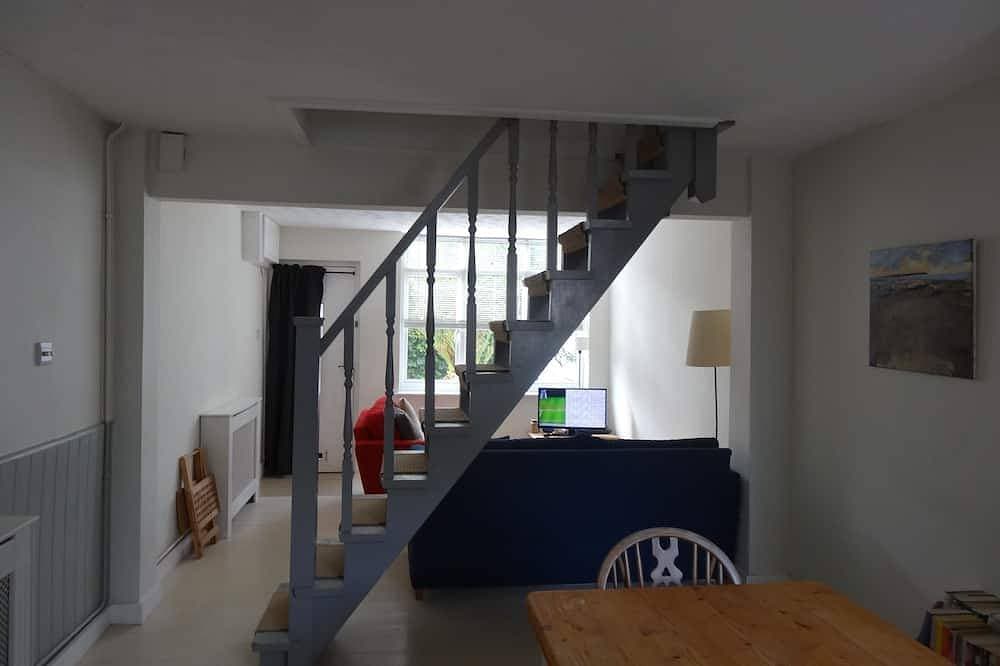 Foto 12 von 25: Two minutes from beach. Cosy pet-friendly cottage in cool location with garden.