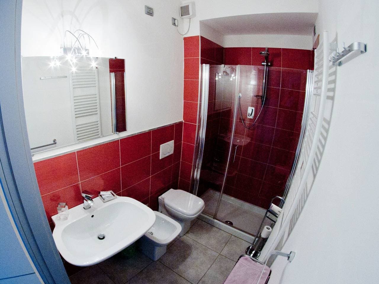 Foto 4 von 41: Halterung mit Wallbox