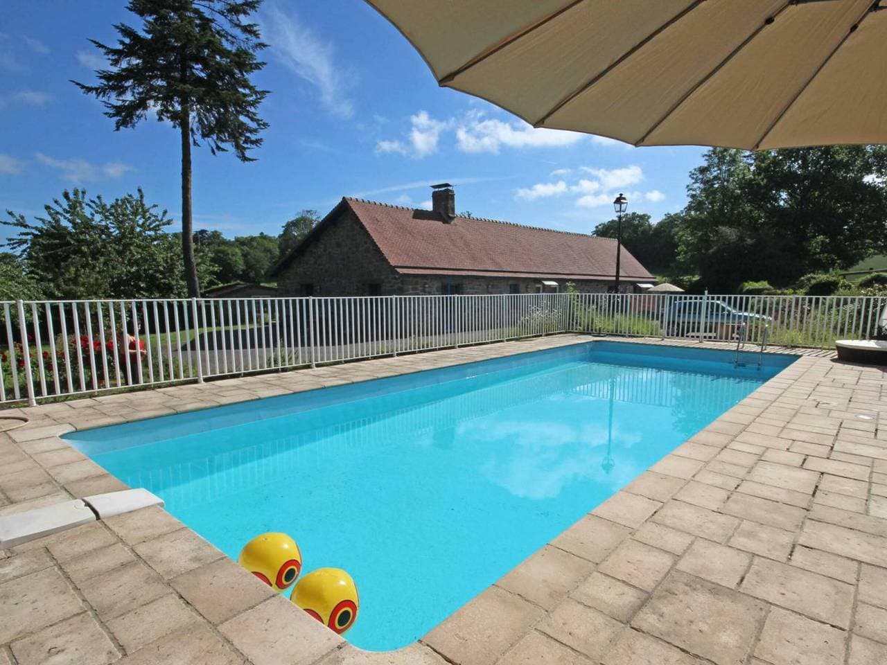 Haus mit Pool und WLAN in Ste Honorine 1