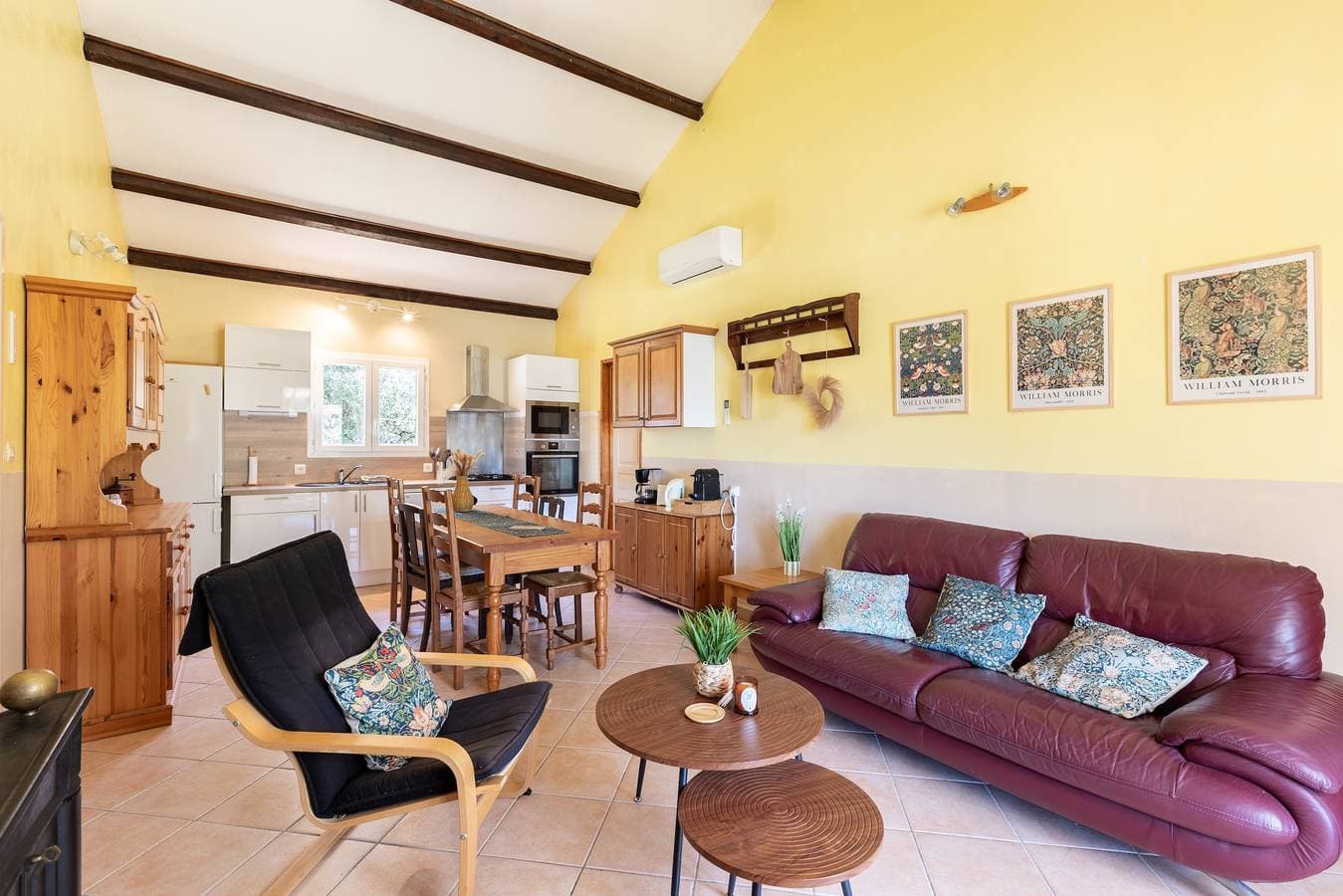 Foto 3 von 25: Familienfreundliches Ferienhaus mit Bergblick, gemeinsamer Terrasse und Klimaanlage