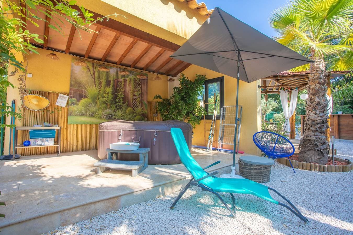 Foto 3 von 45: Villa „Palmiers En Couleurs“ mit Bergblick, privatem Pool und WLAN