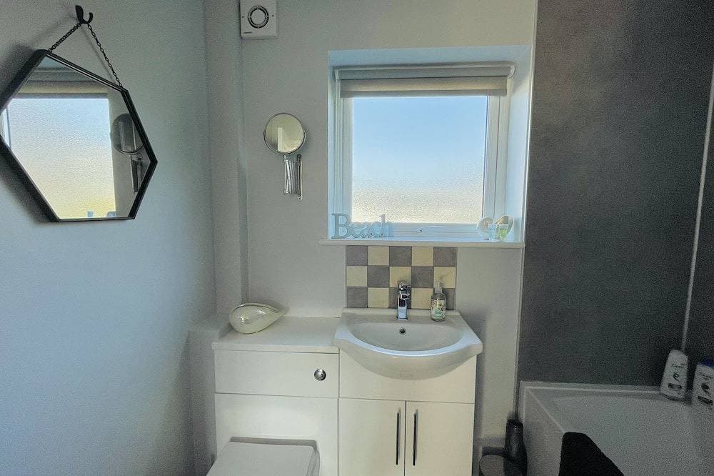 Foto 5 von 30: The Beach House, Suffolk Coast,<br>Beach access from site & covered heated pool