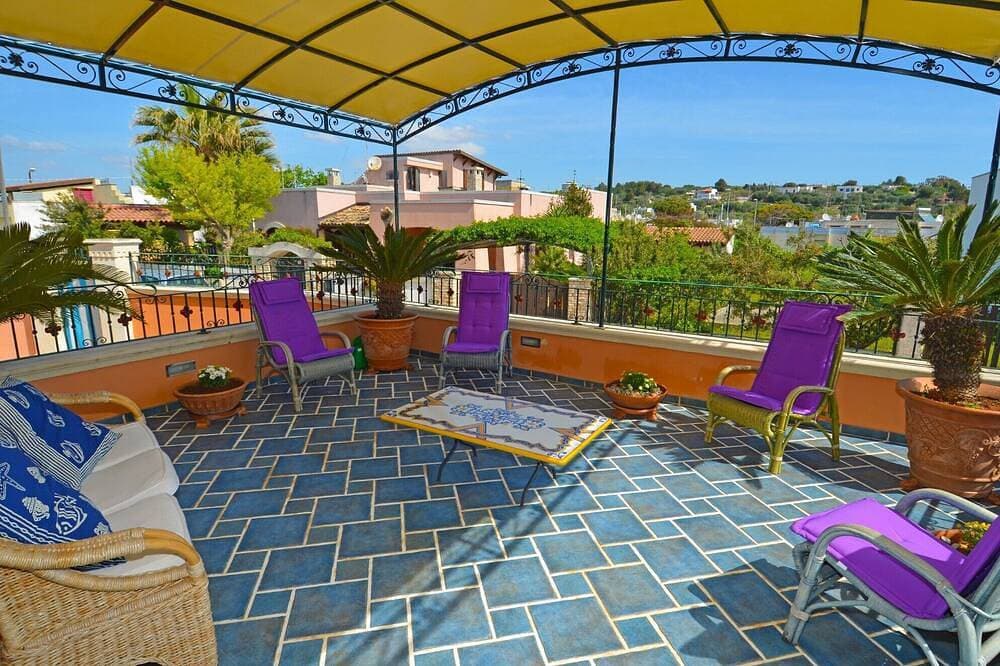 Luxusvilla mit großer Terrasse mit Meerblick und nur wenige Schritte vom Meer entfernt 1
