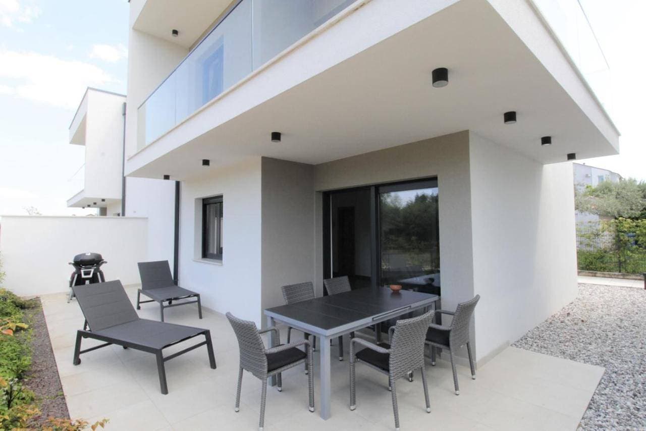 House Andrej, Entire semi-detached house with a terrace, parking, 400 m from beach 1
