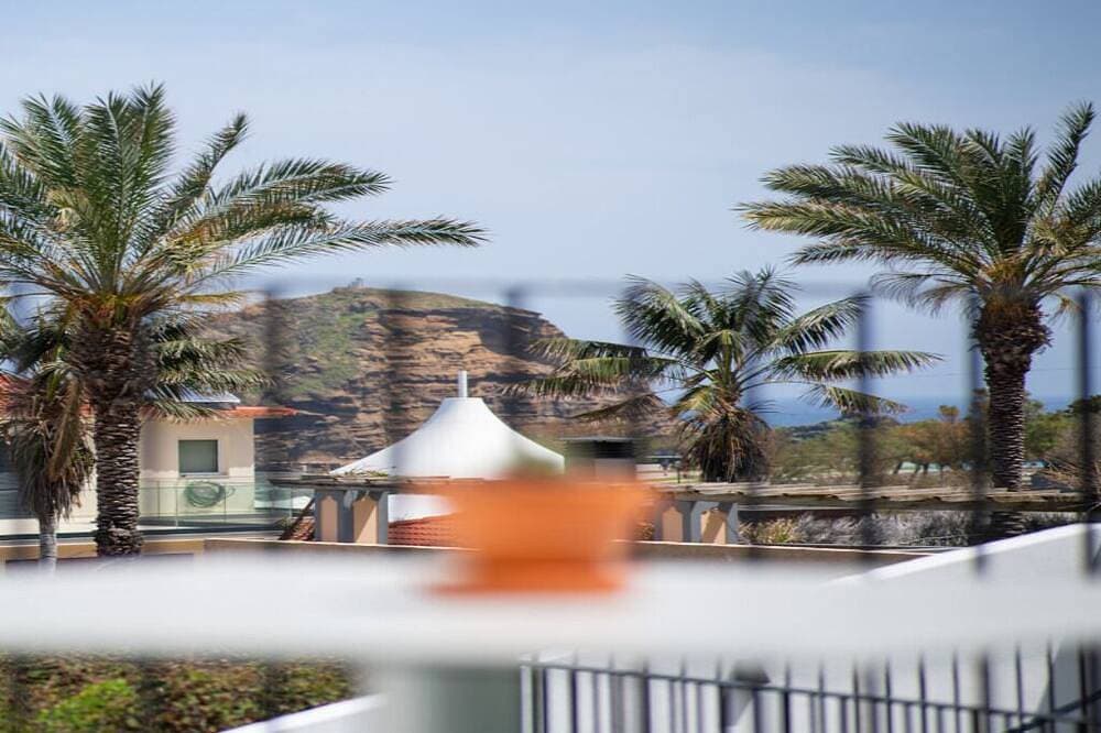 Foto 13 von 18: Sophisticated Studio w/ Balcony near Ocean – Peaceful Relaxation with Breakfast!