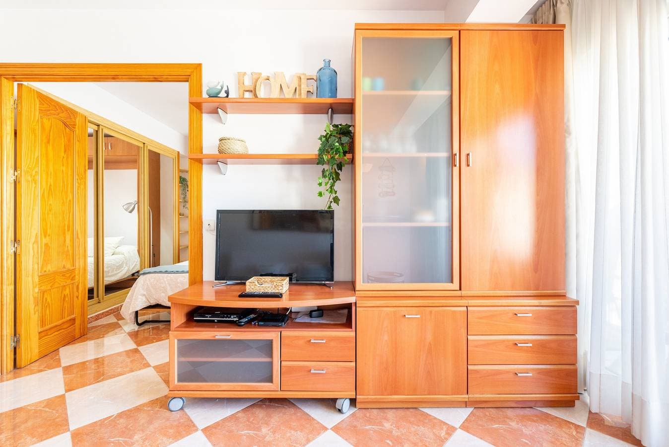 Foto 11 von 24: Sunny Seaside Apartment mit Meerblick, Pool & WLAN