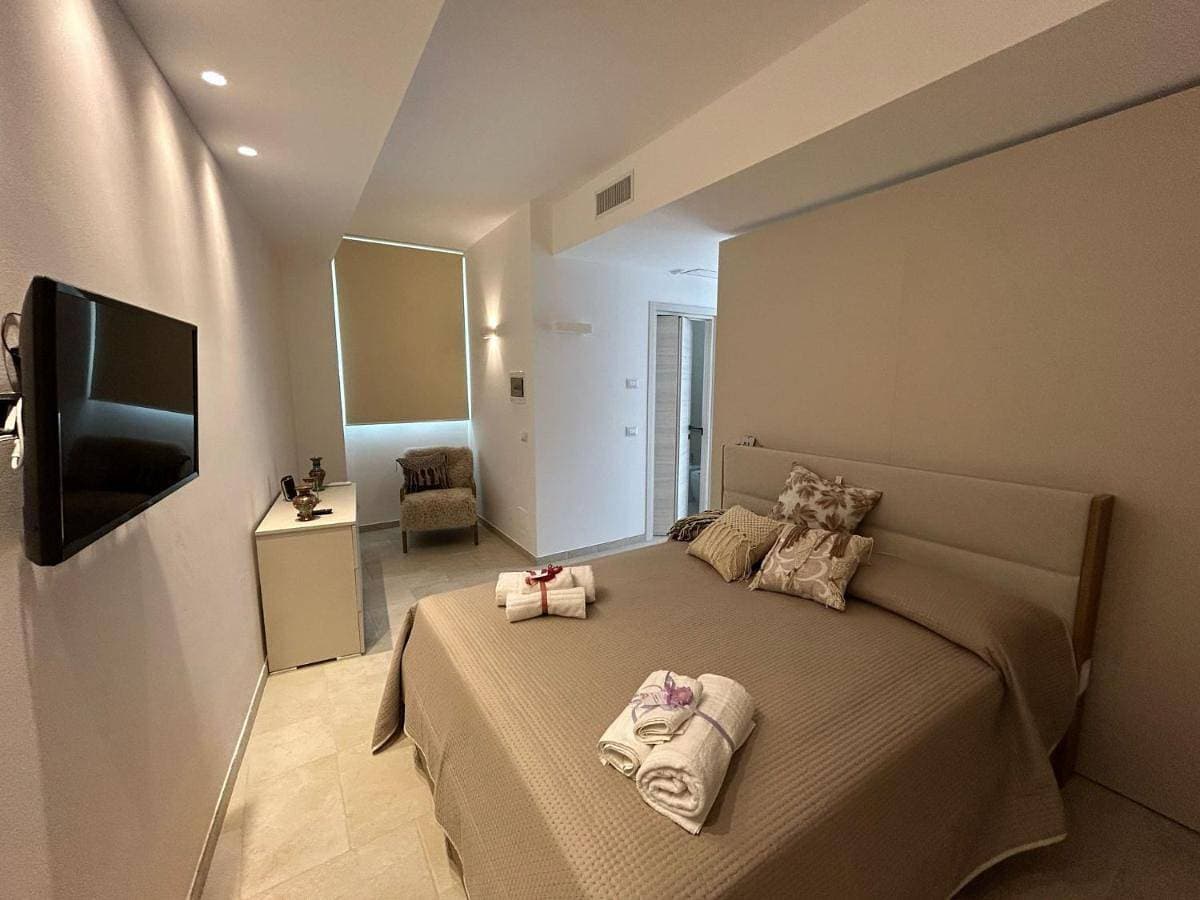 Foto 3 von 15: Studio Apartment with King Bed