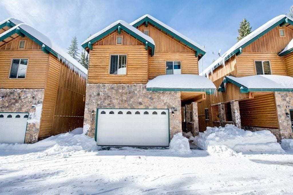 Gg’s Chalet is a 6-bedroom, 4-bath retreat - pool table and perfect for groups. 1