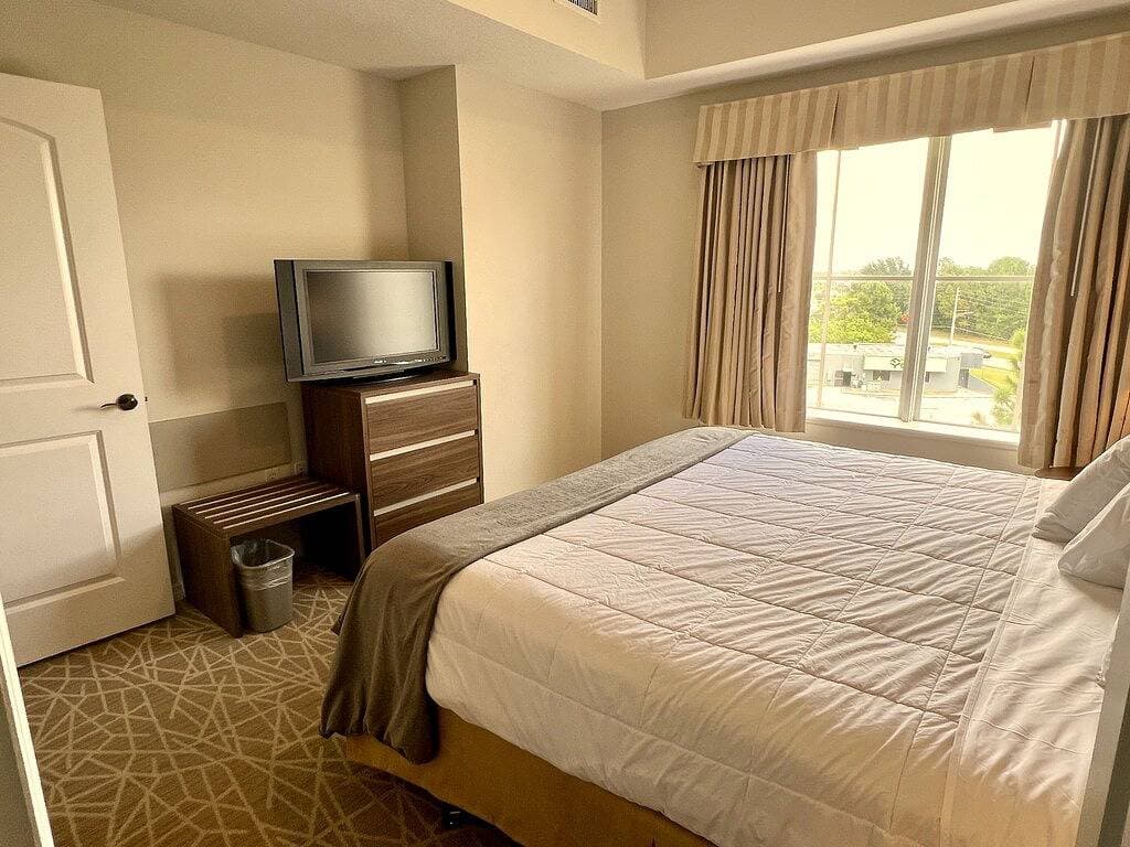 Foto 11 von 23: Premium-Universal Studios King Bed Resort Suite, Free Parking,Full Kitchen, Pool