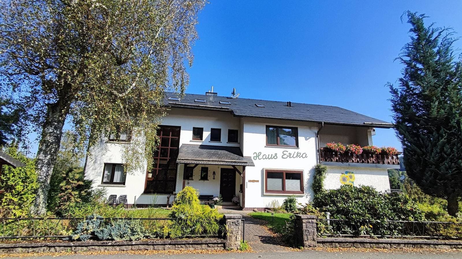 Foto 9 von 27: Haus Erika - Ferienwohnung 1 mit WLAN, Balkon und Gemeinschaftsgarten nahe Skywalk