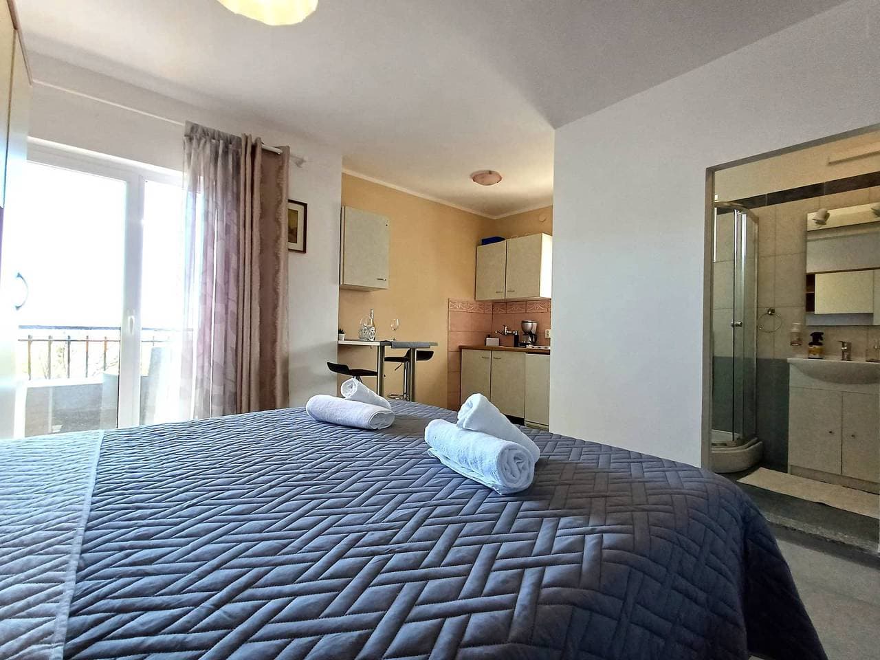Foto 7 von 21: Charmantes, haustierfreundliches Studio Kika mit Meerblick in Krk