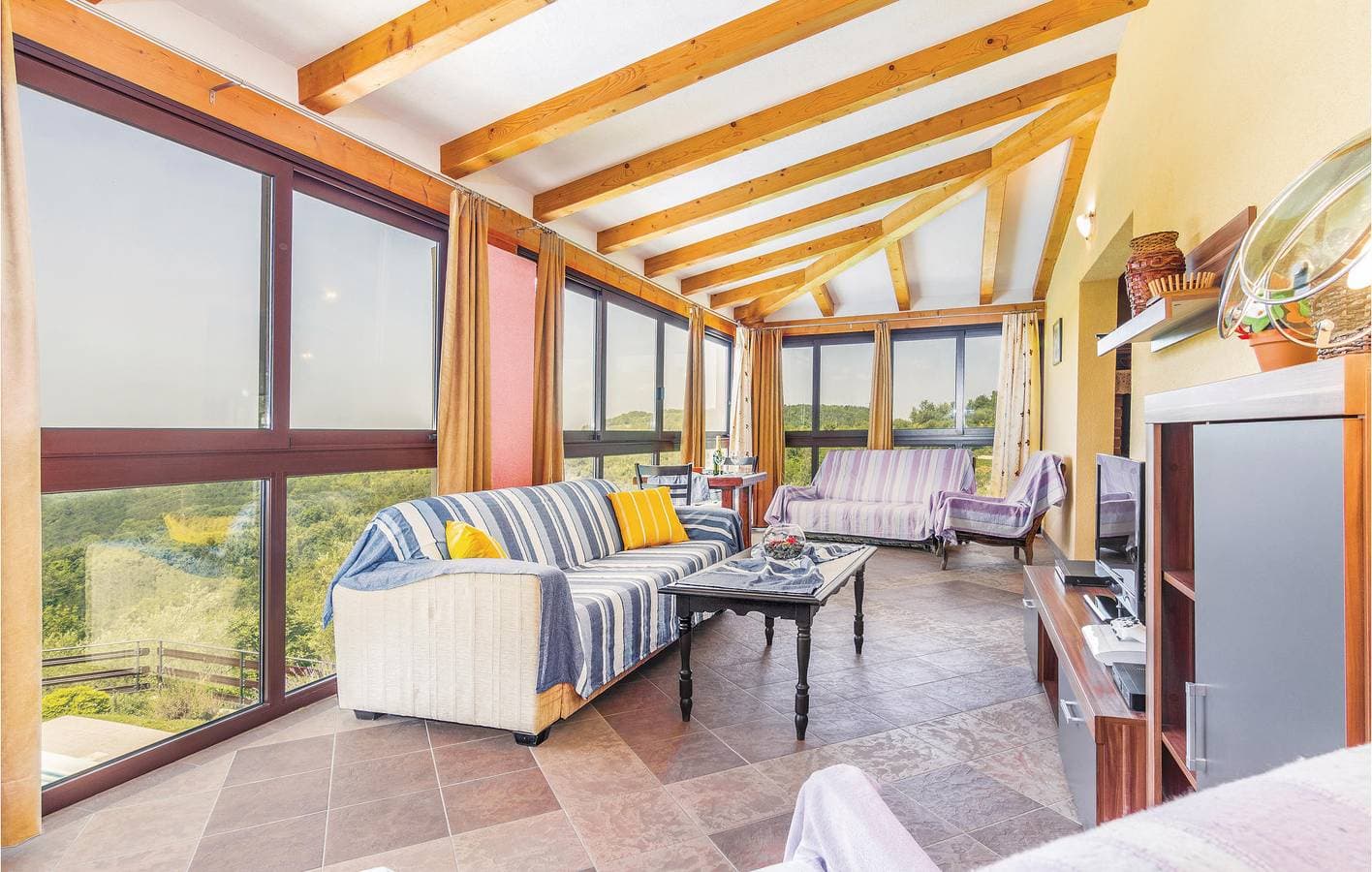 Foto 9 von 48: Geräumige 150 m² große Wohnung mit Terrasse und WLAN in der Nähe des Stadtzentrums von Karojba