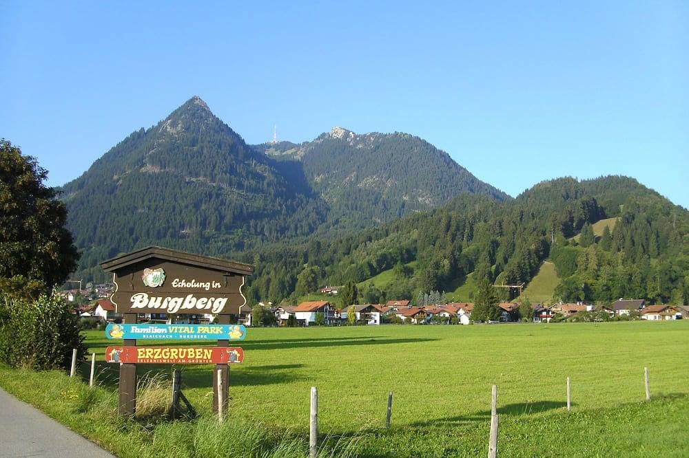 Ferienwohnung in herrlicher Lage mit großer Terrasse und schönem Bergblick 1