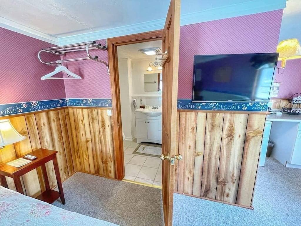Foto 3 von 19: 17 Lodge Near Acadia. Sleeps 4 Open Hearth Inn