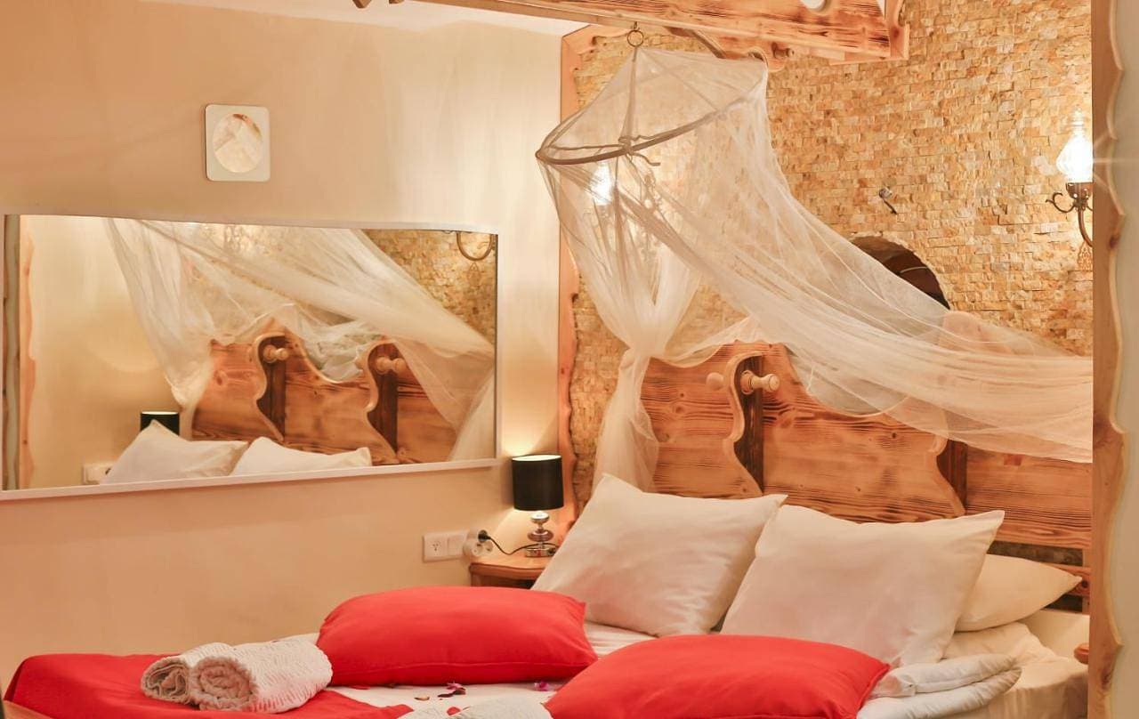 Foto 7 von 16: Deluxe Suite with Spa Bath and Fireplace Heater