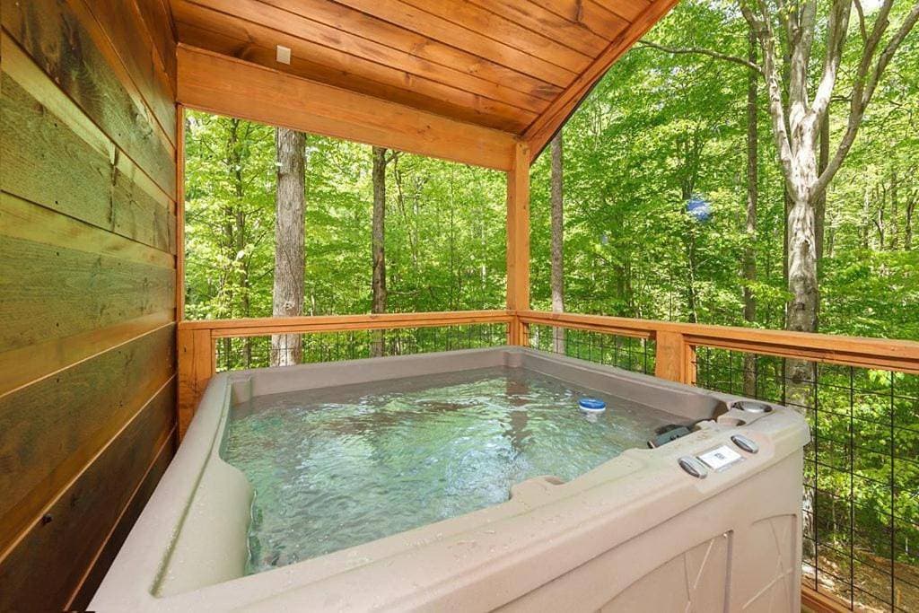 Romantic 1BR Cabin, Hot Tub, Easy Access & Wi-Fi 1