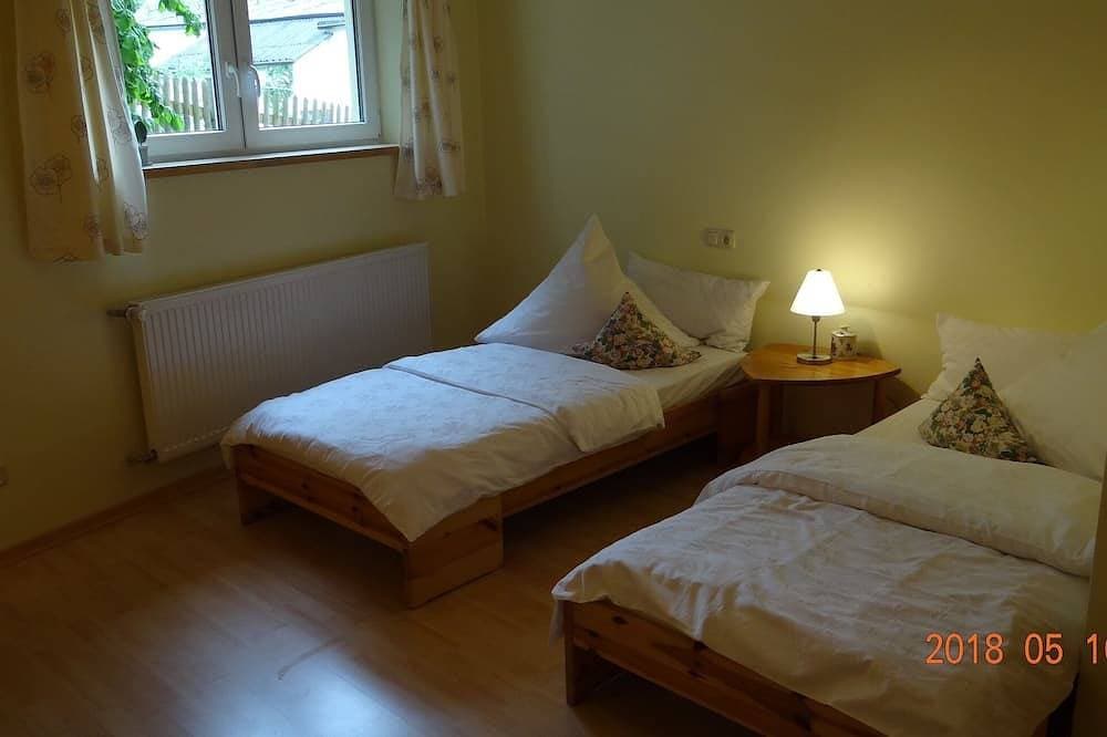 Foto 2 von 7: 70qm große Ferienwohnung mit zwei Schlafzimmern mit Terrasse