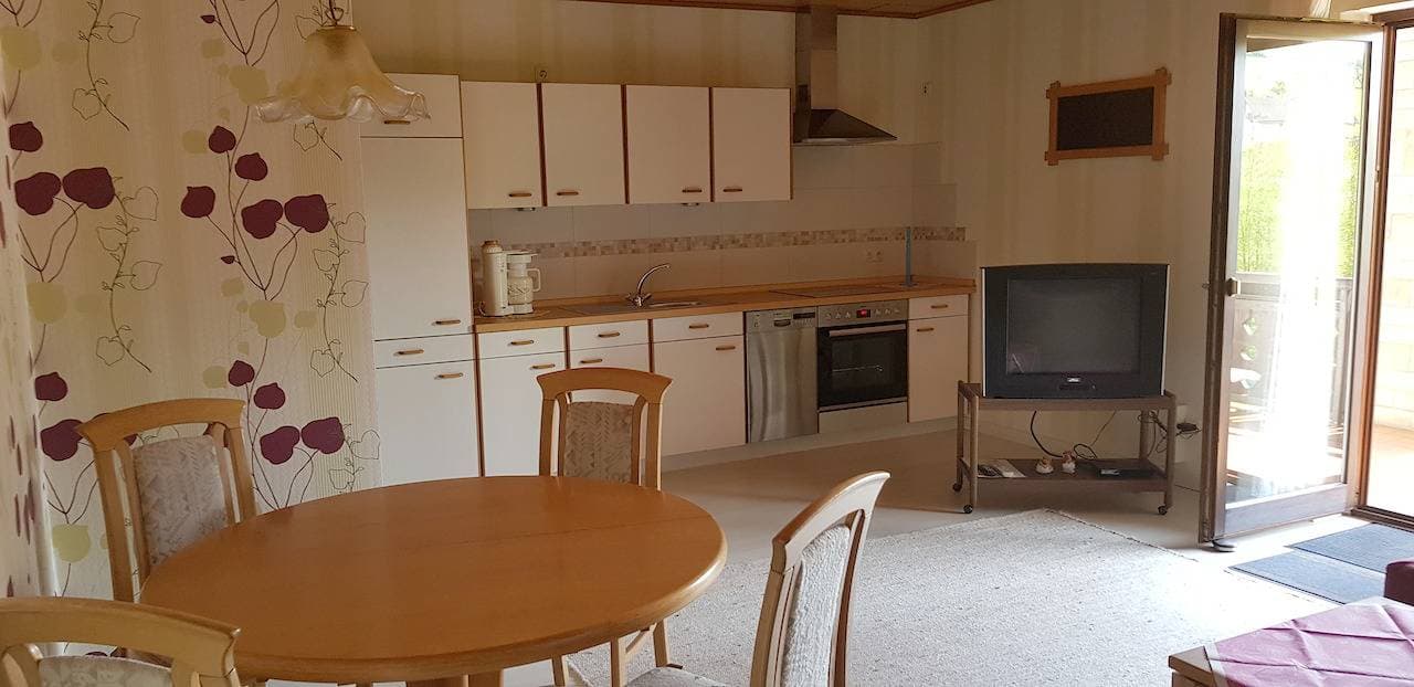 Foto 4 von 39: Pension Gästehaus Cornelia - Doppelzimmer 3 mit Terrasse und Ausblick ins Grüne