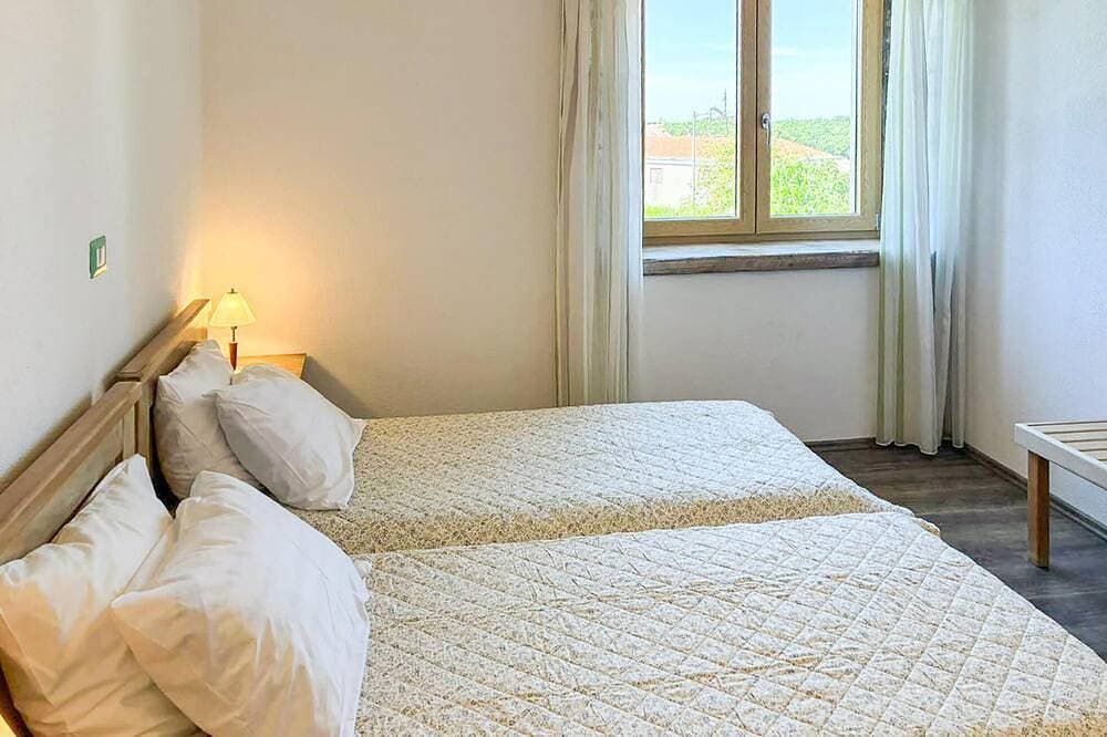 Foto 5 von 30: Atemberaubendes Haus in Tinjan mit privatem Swimmingpool, der sowohl drinnen.