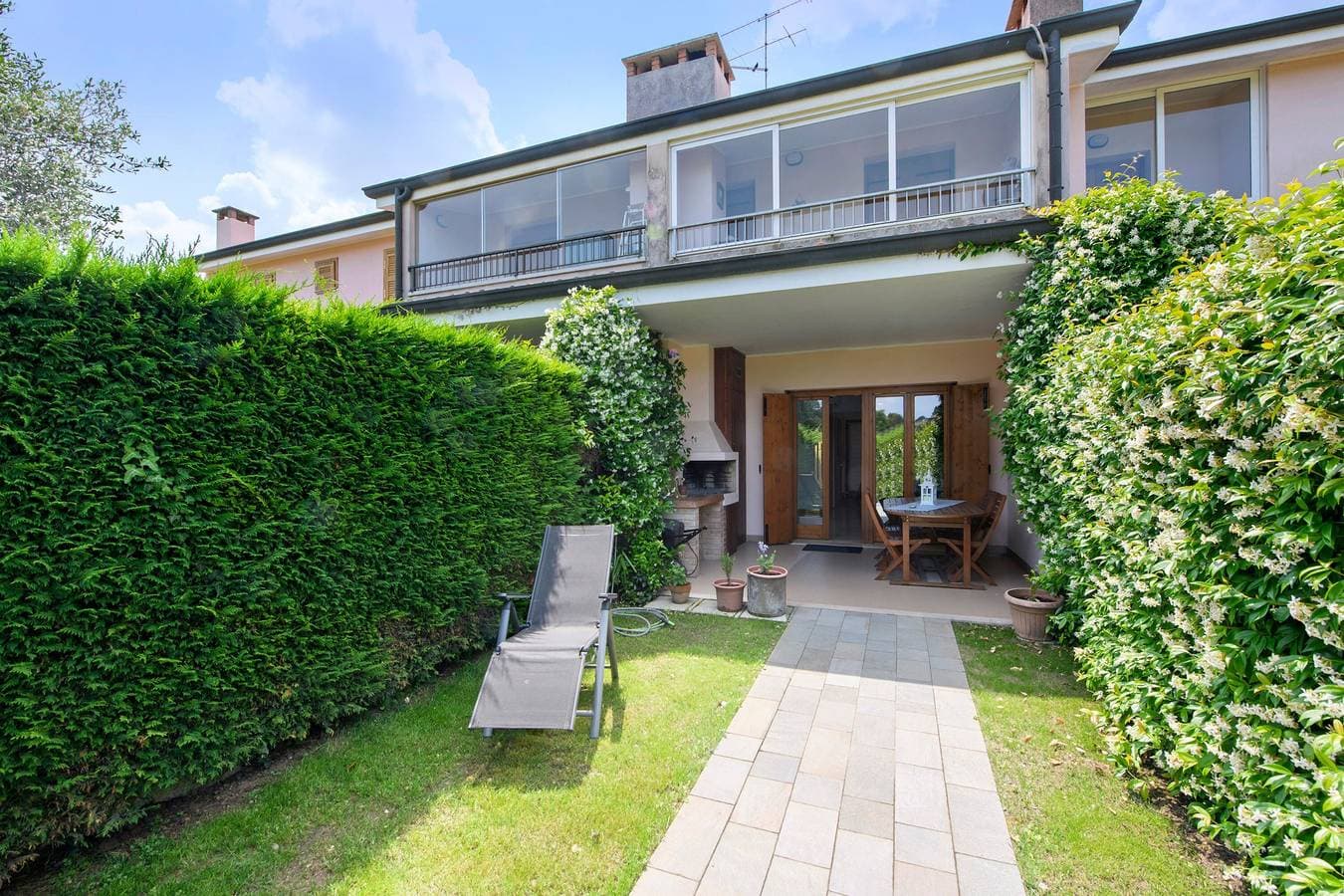 Foto 3 von 37: Apartment 'I Vigneti Del Garda' mit Gemeinschaftspool, WLAN und Klimaanlage