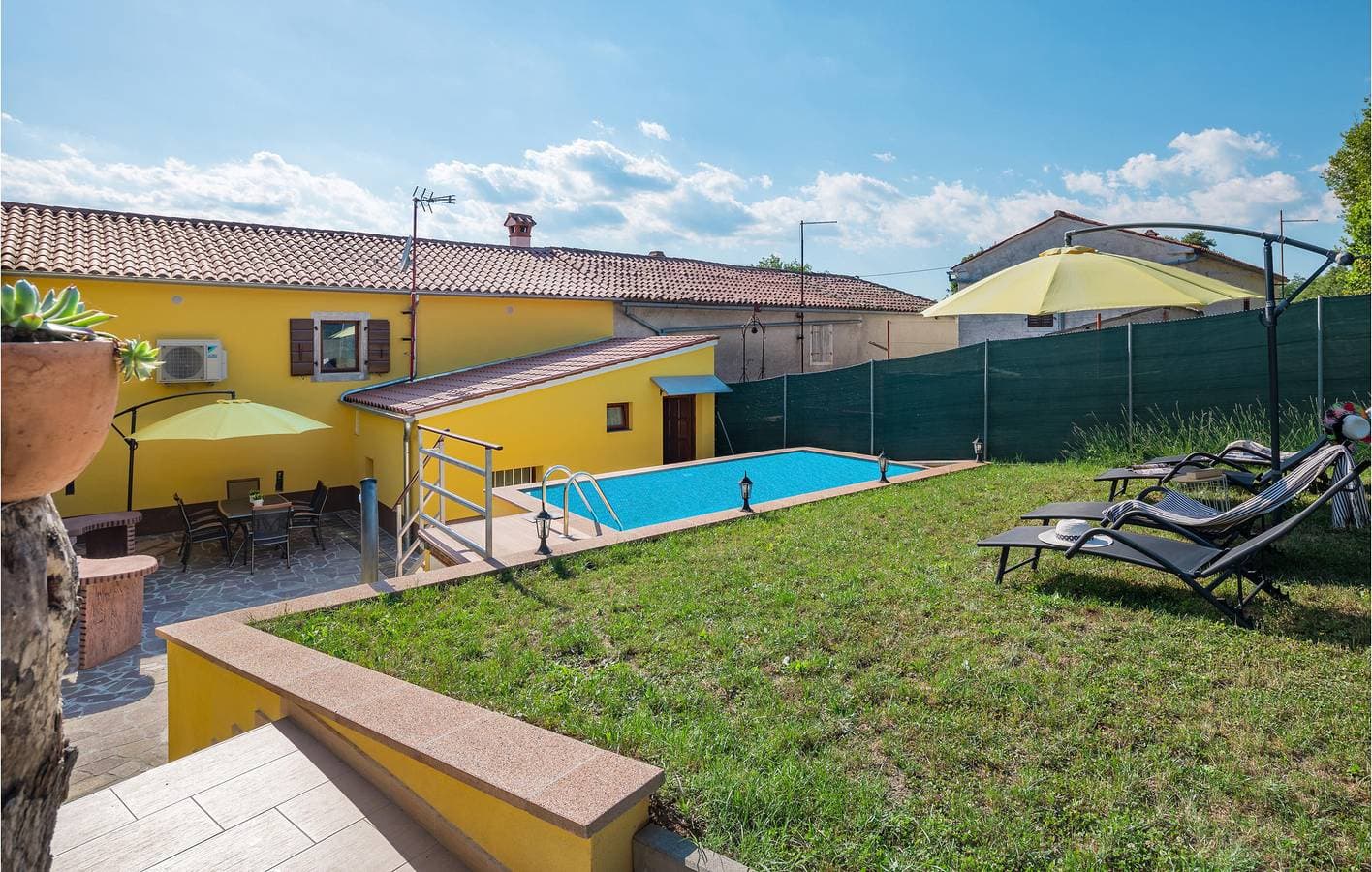 Foto 8 von 34: Geräumige 2-Zimmer-Wohnung mit Pool, WLAN und Parkplatz in der Nähe des Stadtzentrums von Sutivanac