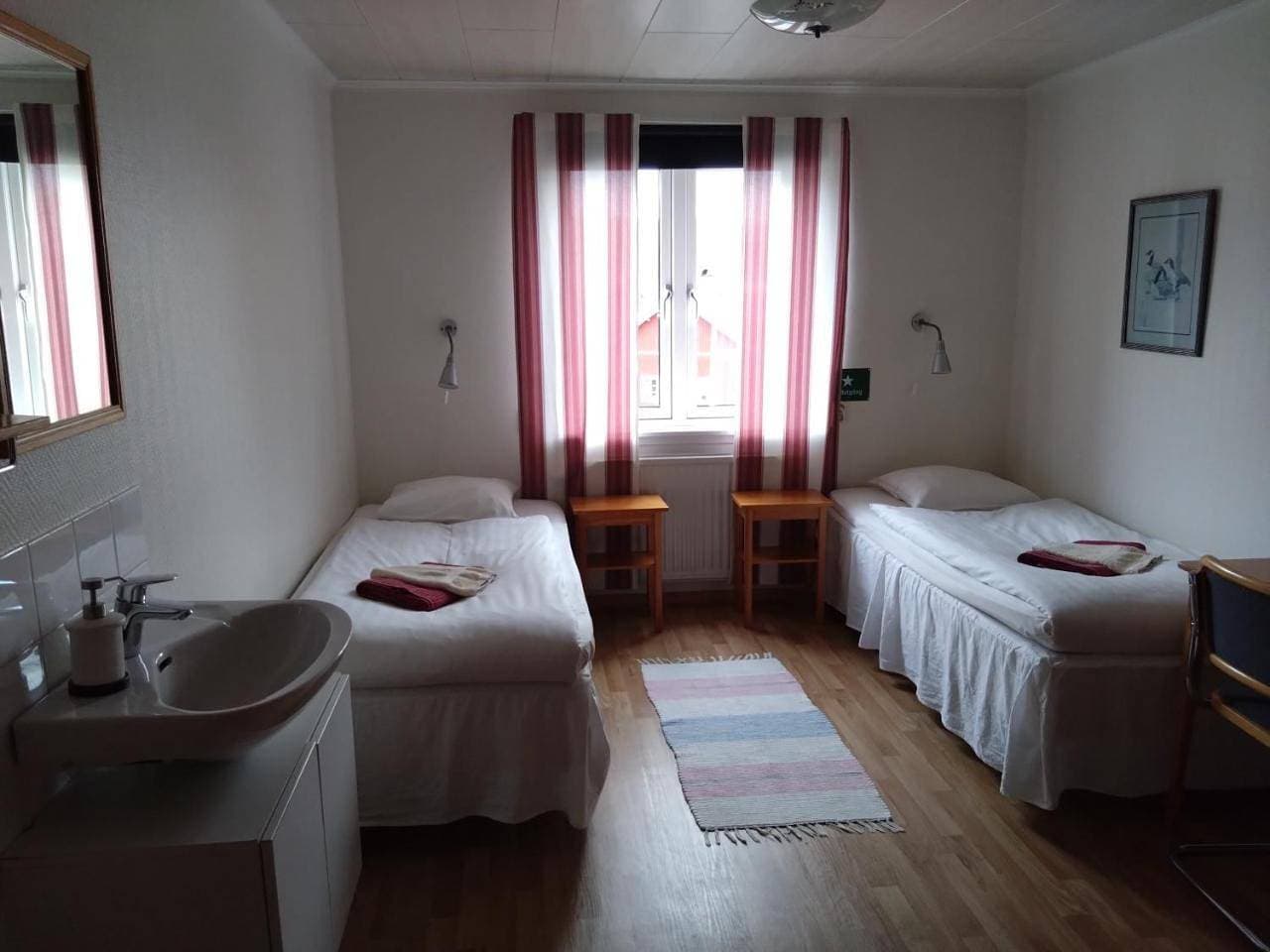 Foto 9 von 9: Twin Room with Shared Bathroom