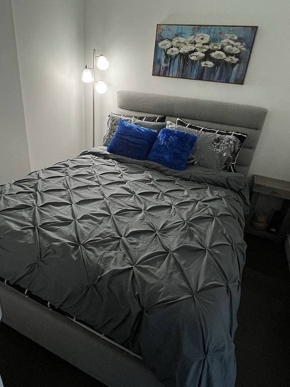 Foto 2 von 30: Executive 2 bed Condo King bed great Location downtown with laundry