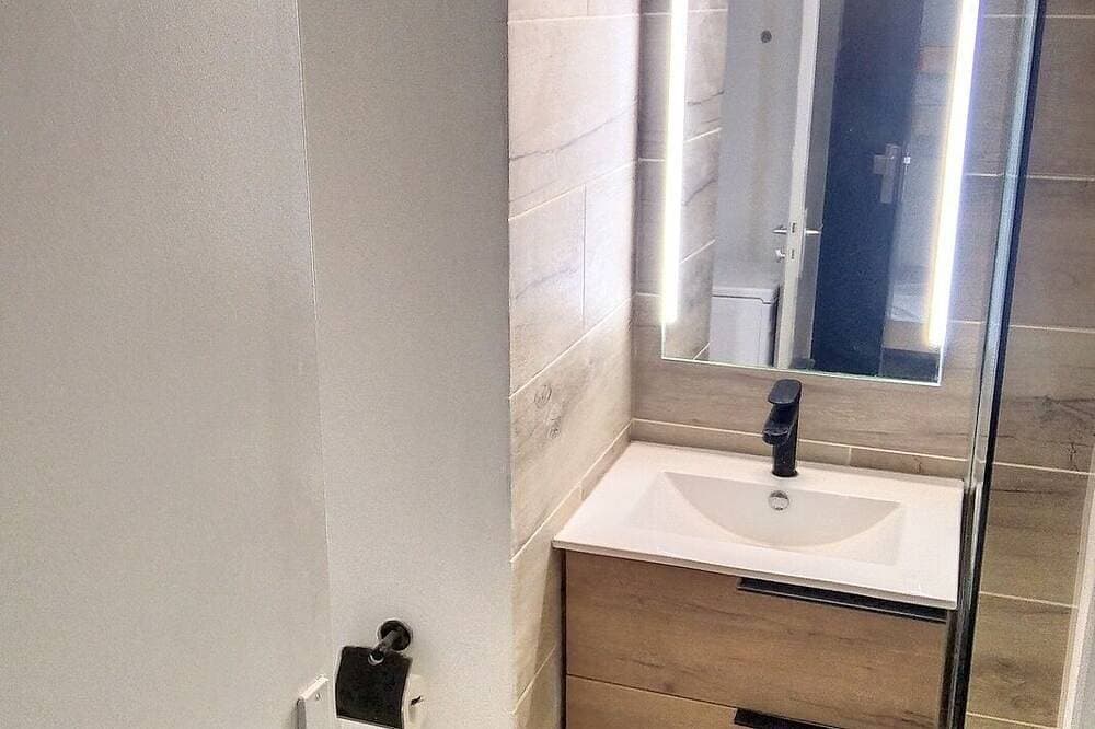 Foto 5 von 14: Studio-501-Standard-Nasszelle-Stadtblick