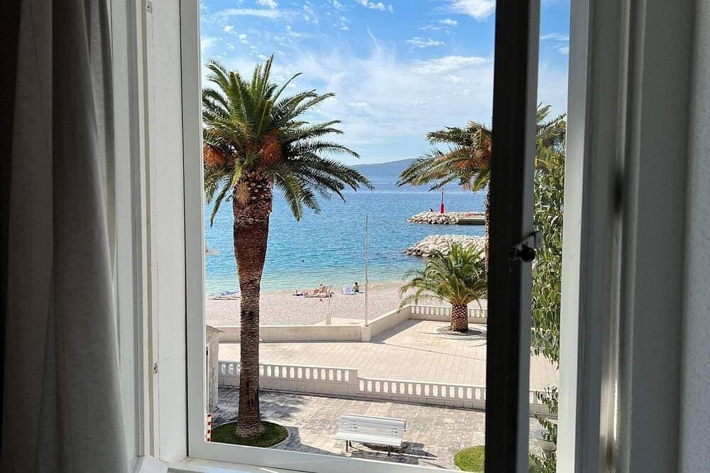 Central Baška Voda Beachfront Apartment with AC, WiFi, parking & a stunning view 1