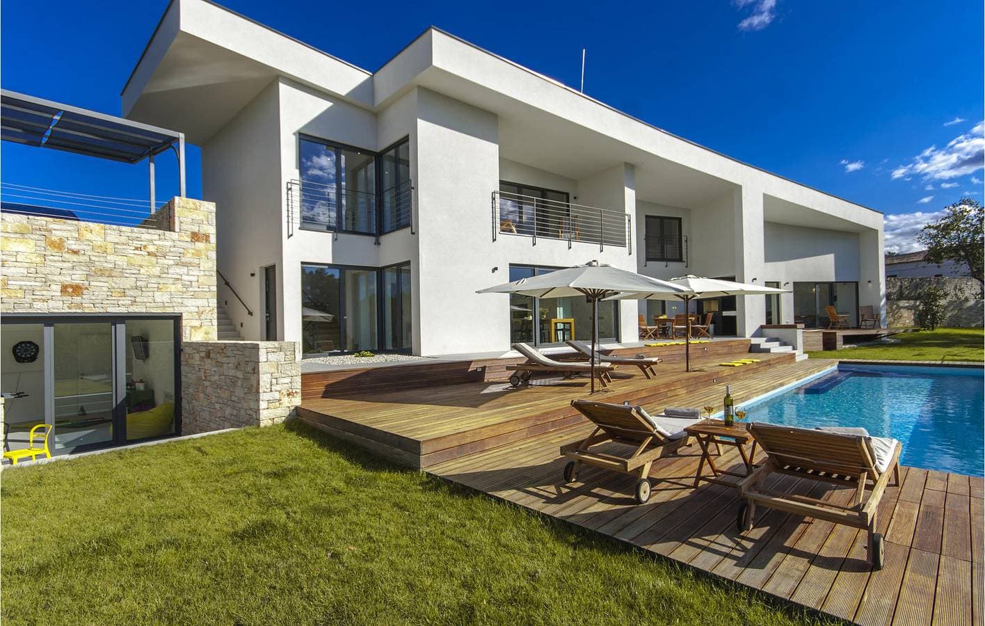Geräumige 1-Zimmer-Wohnung mit Pool, WLAN und Parkplatz 1