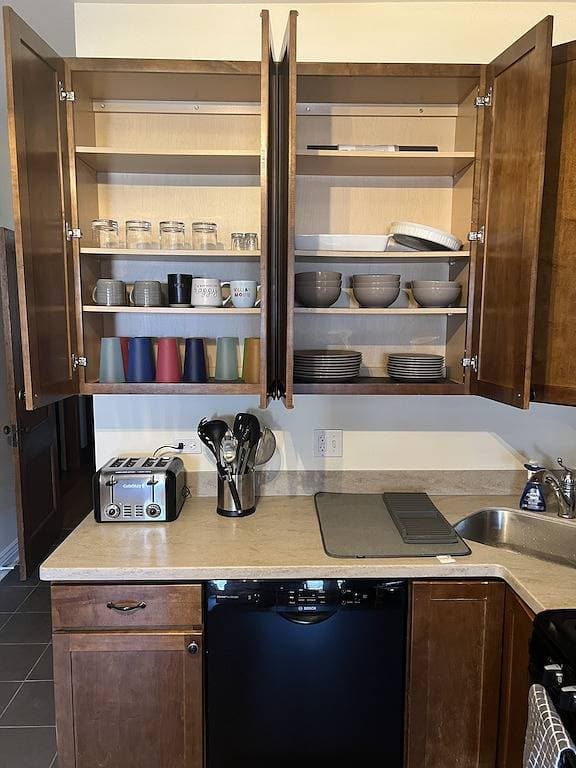 Foto 12 von 25: Stylish, Inviting 2-Br near Logan Square and Wrigley Field