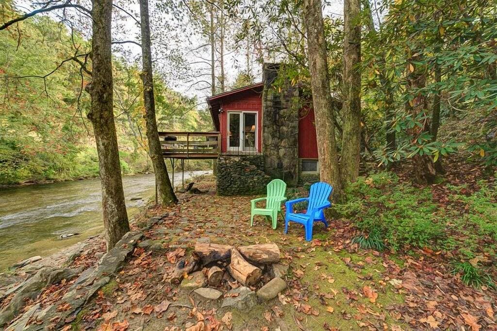 Foto 3 von 31: Die Gäste werden den River Haus wirklich genießen: ein rustikales 1-Schlafzimmer, eine Badekabine, während Sie das hören