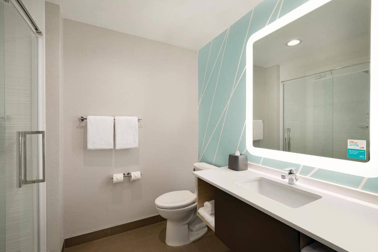 Foto 8 von 11: Standard King Room with Mobility Accessible Roll-In Shower