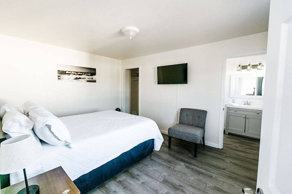 Foto 5 von 18: One Block from Ocean Close to everything! Modern and Clean!!