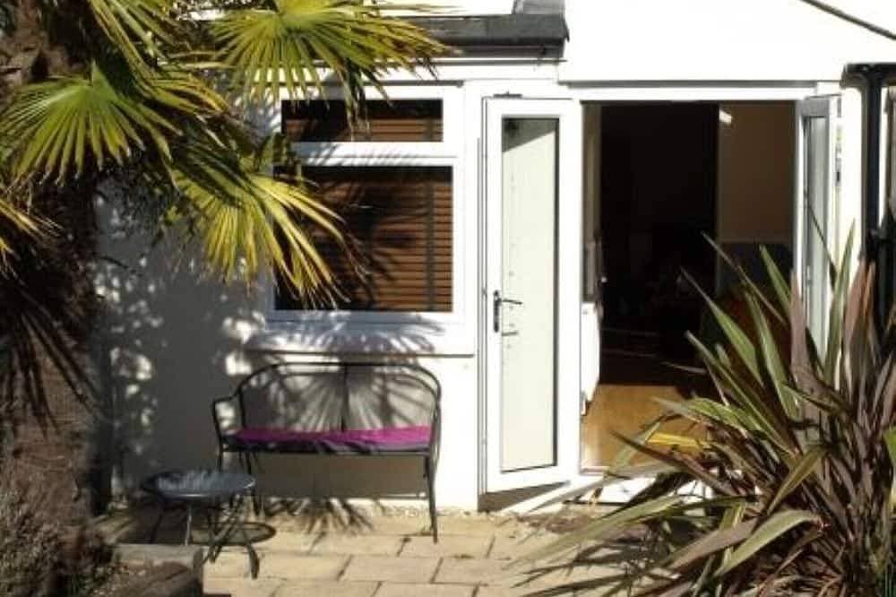 2 bedroomed cottage in Hythe, Kent, close to amenities and beach. Dogs welcome. 1