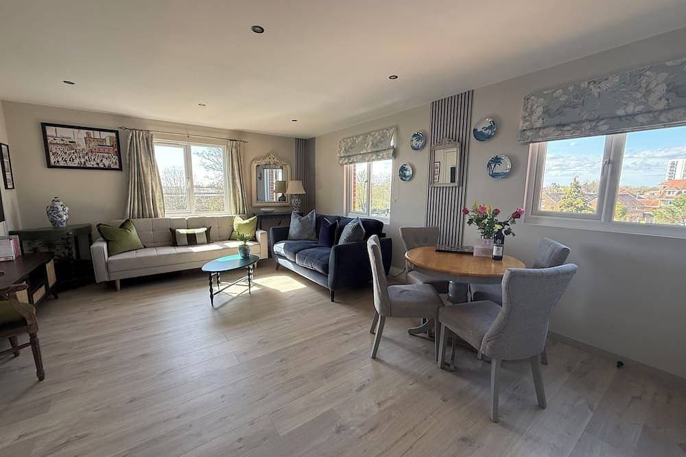10mins  drive from Terminal 5 & 35 mins train to London Waterloo 1