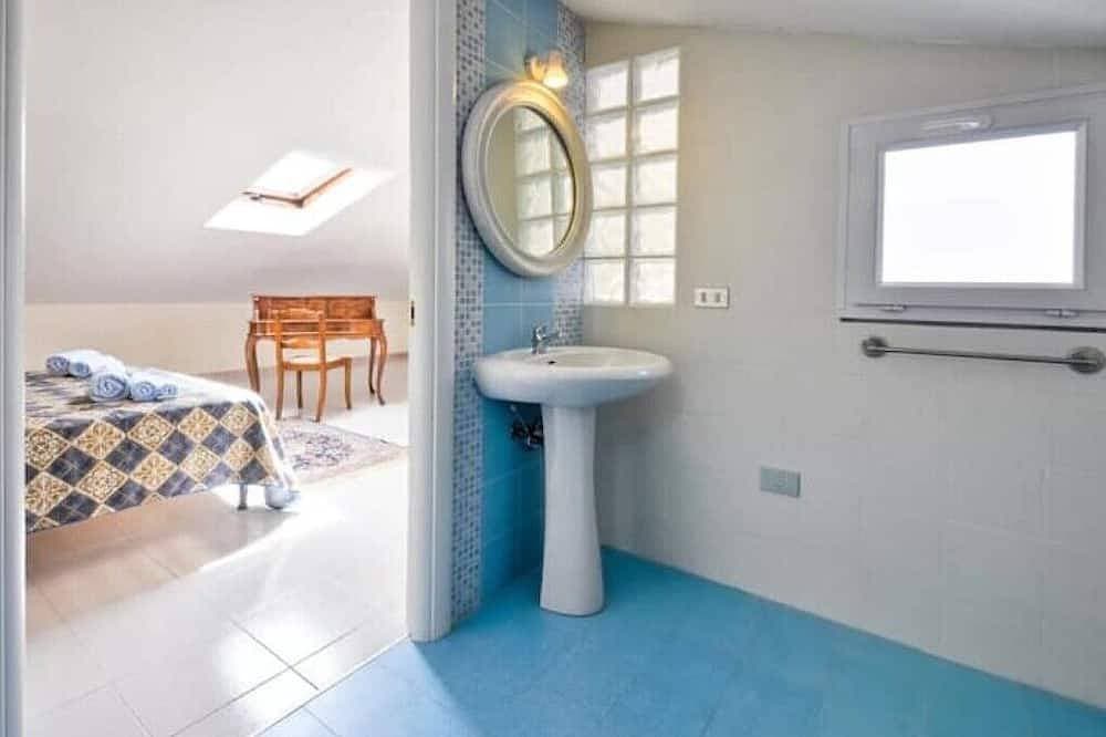 Foto 13 von 27: Stylish & Spacious Townhouse - Walk to Beach & Town