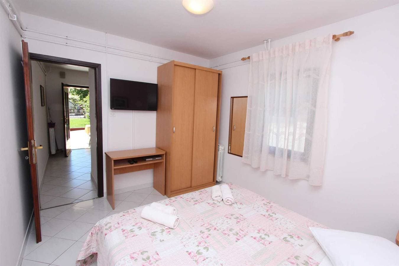 Foto 5 von 16: Pataj Ferienwohnung mit 1 Schlafzimmer mit Terrasse 3