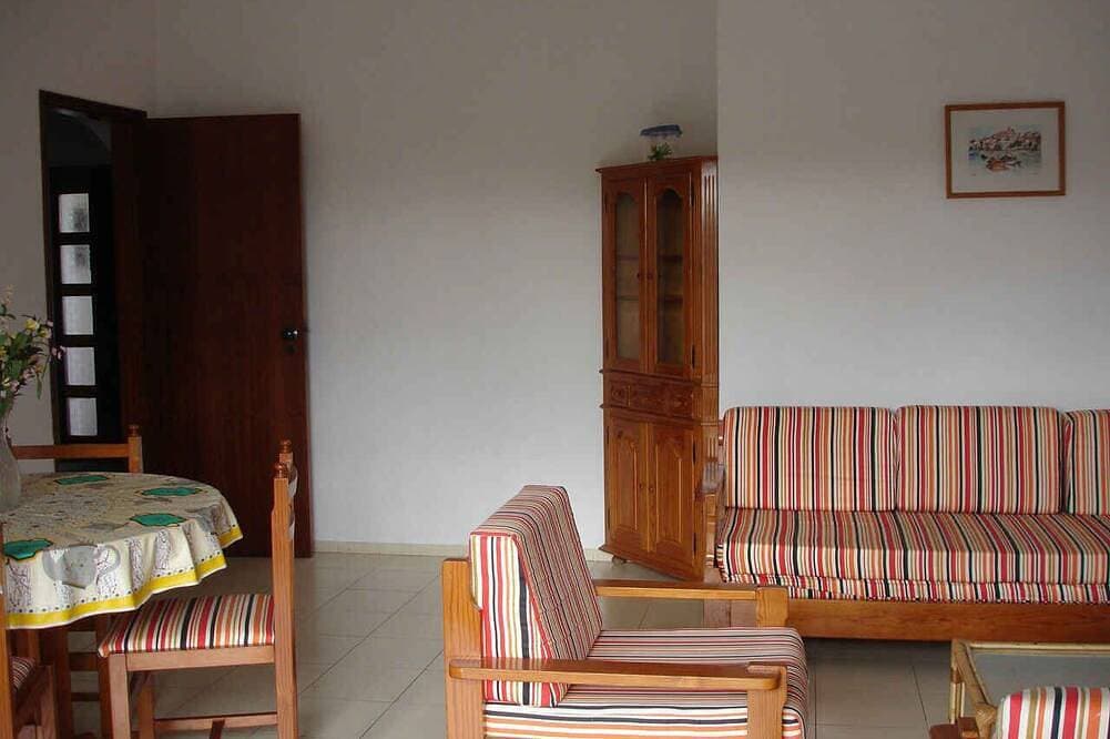 Foto 4 von 17: Ferienwohnung mit Klimaanlage, Balkon und Pool